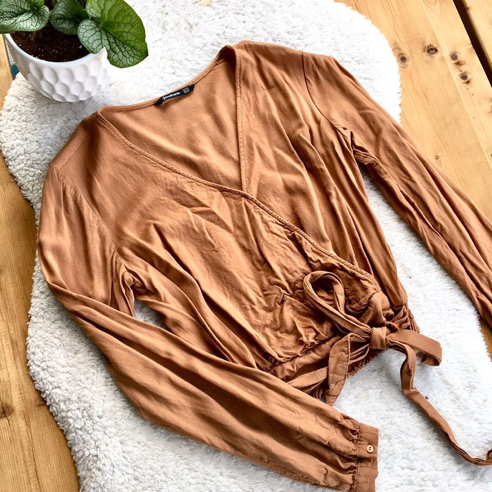 Wrap tan top 🌺🌼